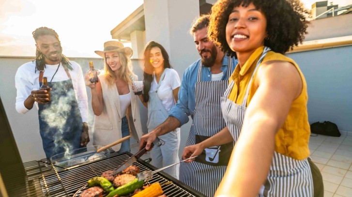 Grillowanie na balkonie i tarasie. Jaki sprzęt wybrać i o czym pamiętać?