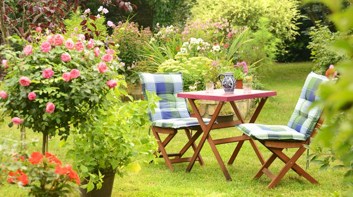 Jak czyścić drewniane meble? Pielęgnacja drewna w ogrodzie