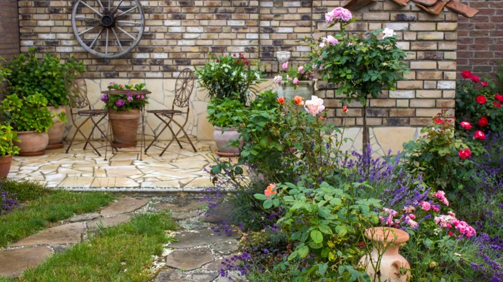 Ogród śródziemnomorski – styl, roślinność i aranżacje