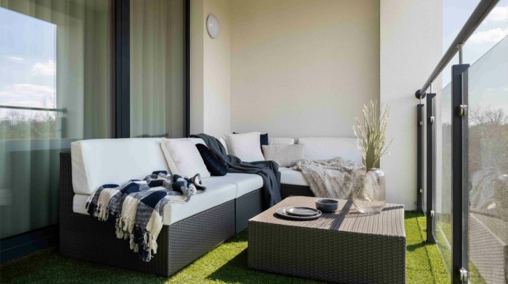 Sztuczna trawa na balkonie: aranżacje, montaż i odporność na deszcz