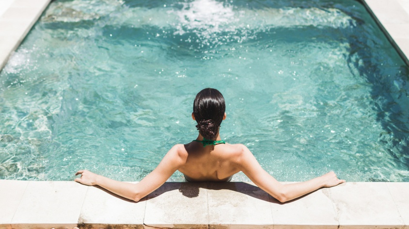 Zalety hydromasażu - dlaczego warto korzystać z masażu wodnego?