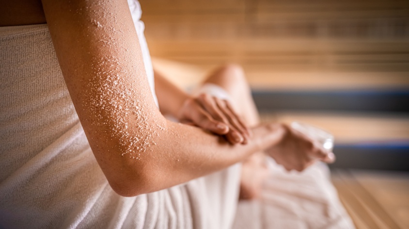 Peeling przed czy po saunie? Zadbaj odpowiednio o skórę
