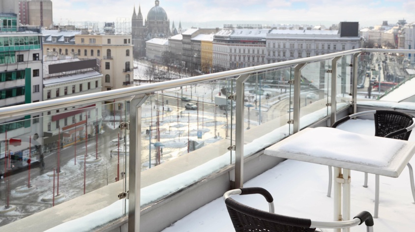 Jak ożywić balkon zimą? Dekoracje, oświetlenie, meble i rośliny odporne na chłód