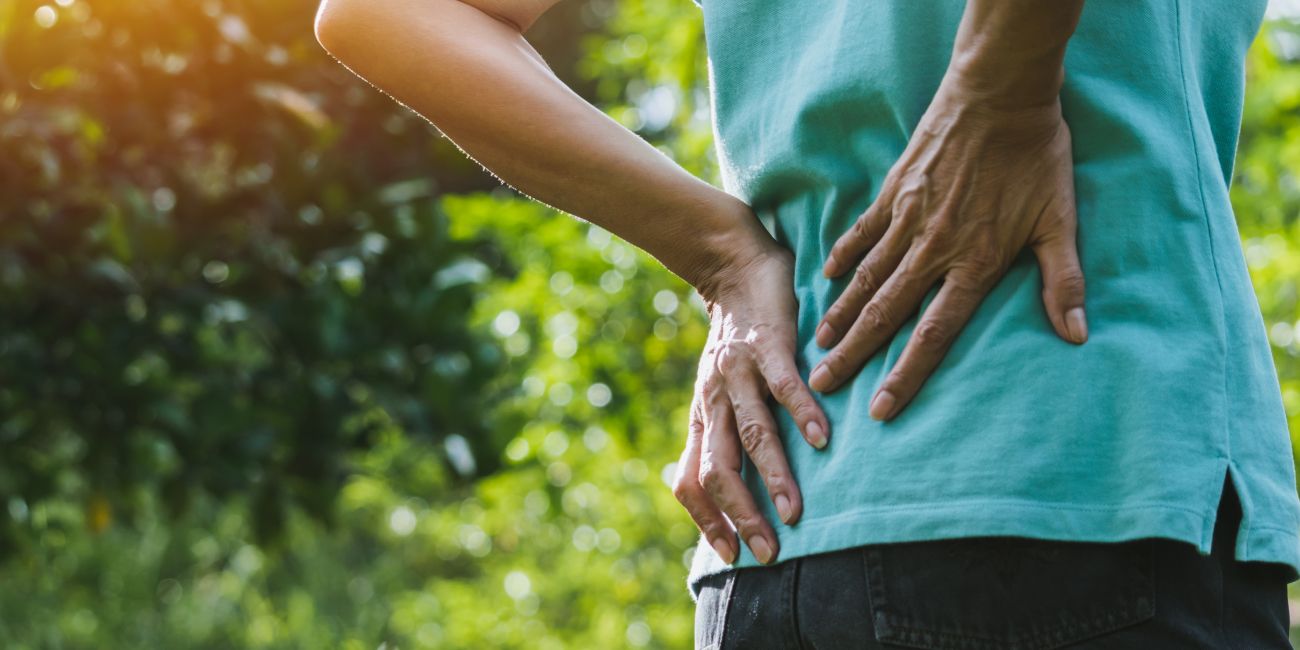 mężczyzna z bólem pleców