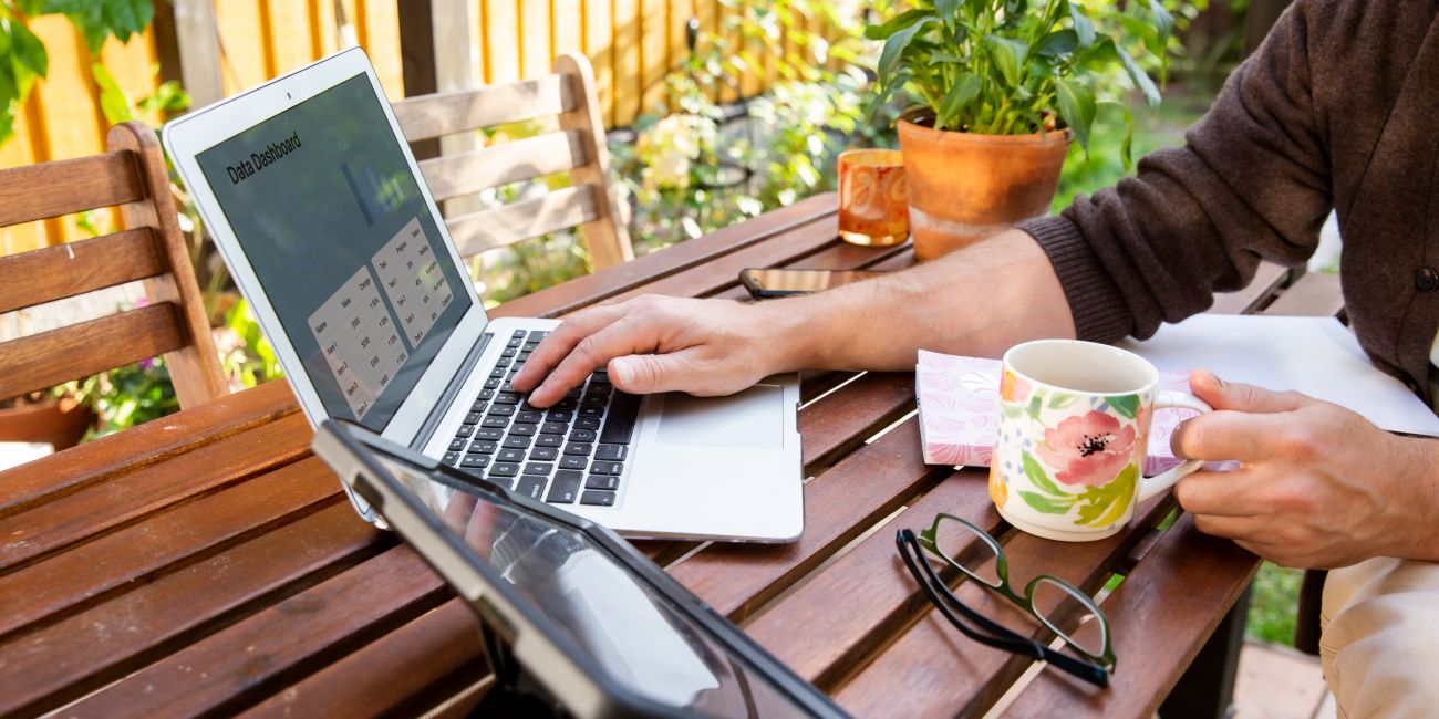 praca zdalna w ogrodzie