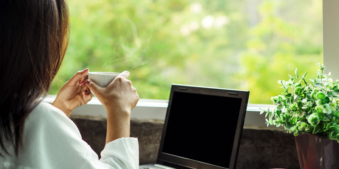 praca przy komputerze w ogrodzie