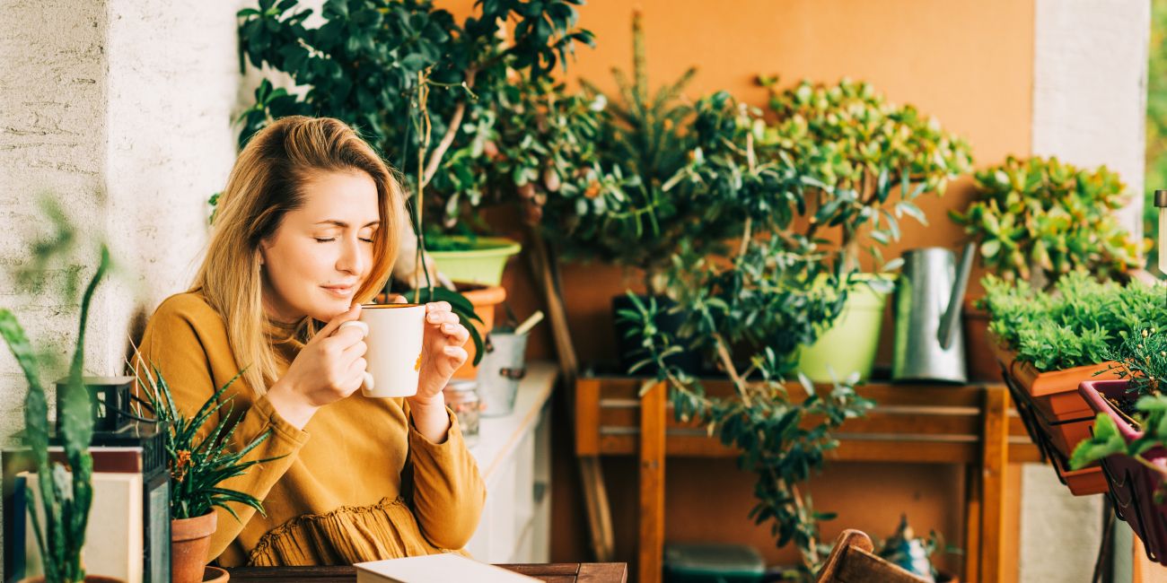 kobieta relaksująca się w ogrodzie