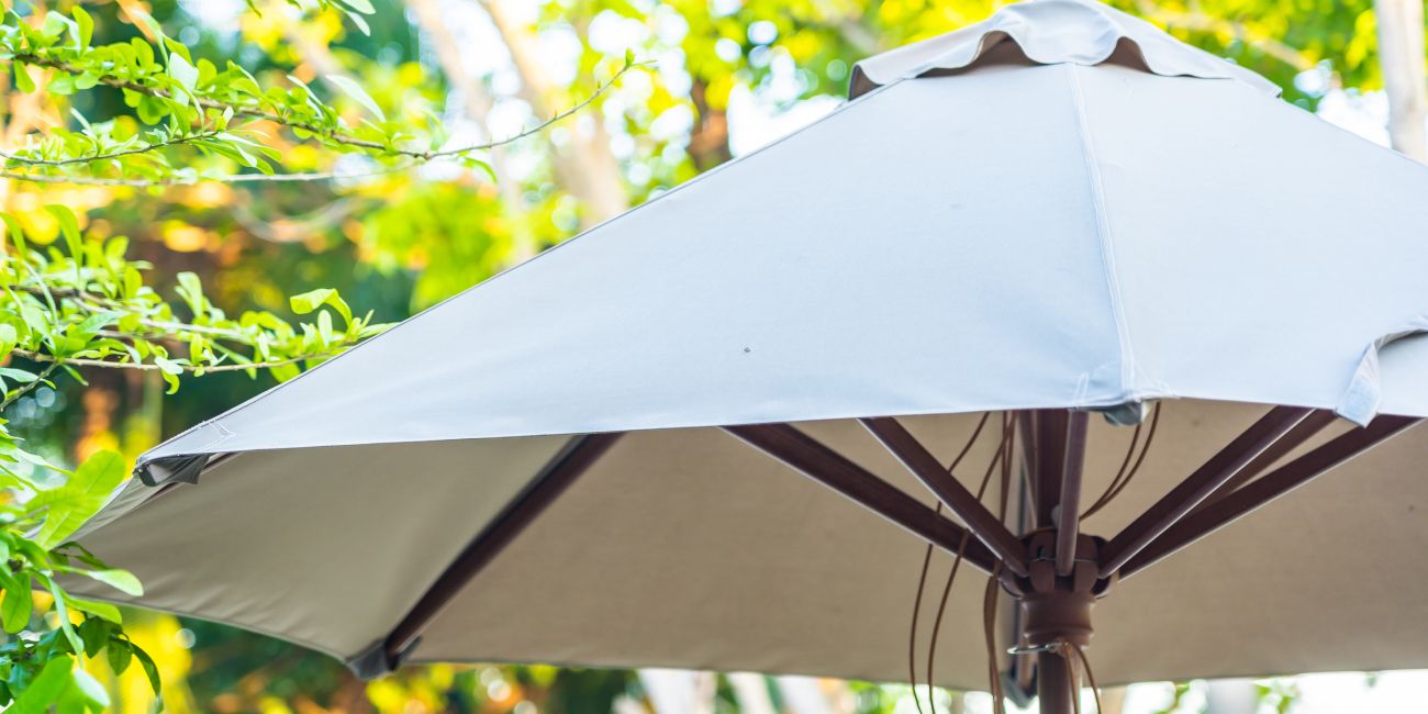 parasol w ogrodzie