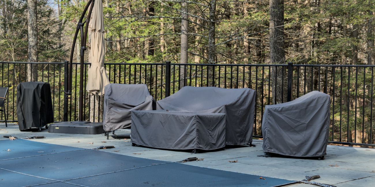 meble ogrodowe pod pokrowcem