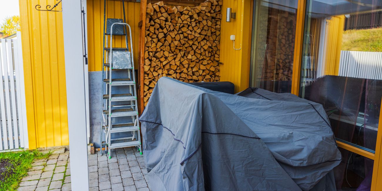 meble ogrodowe pod pokrowcem