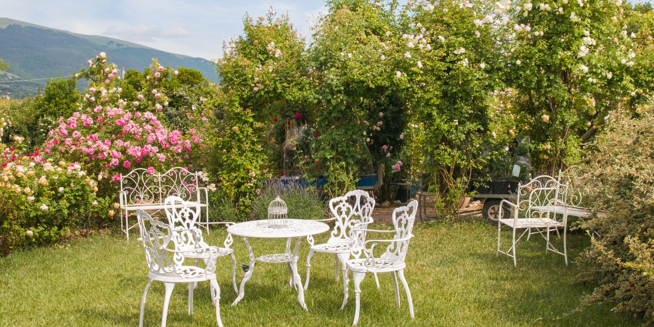 meble ogrodowe na trawie