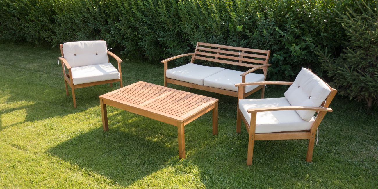 meble ogrodowe na trawie