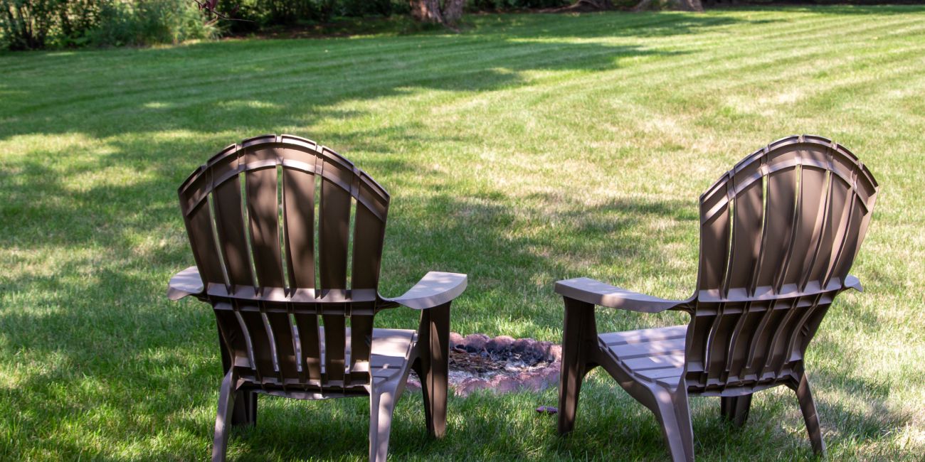 meble ogrodowe na trawie