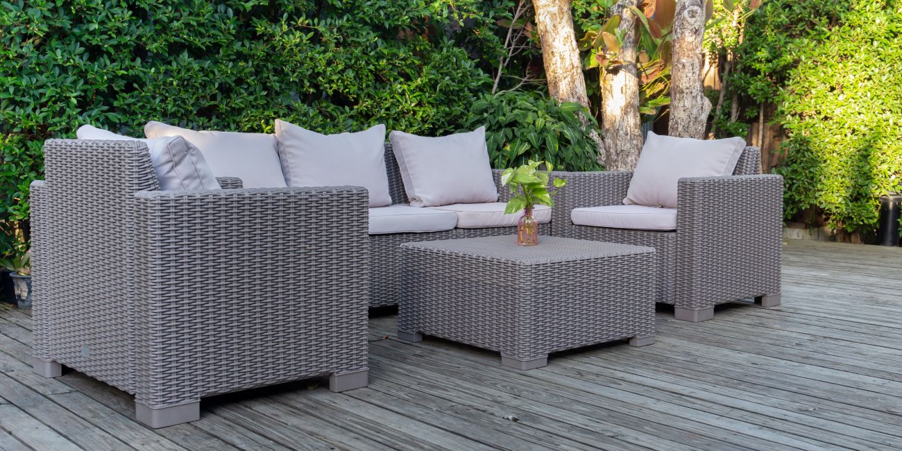 meble technorattanowe w ogrodzie