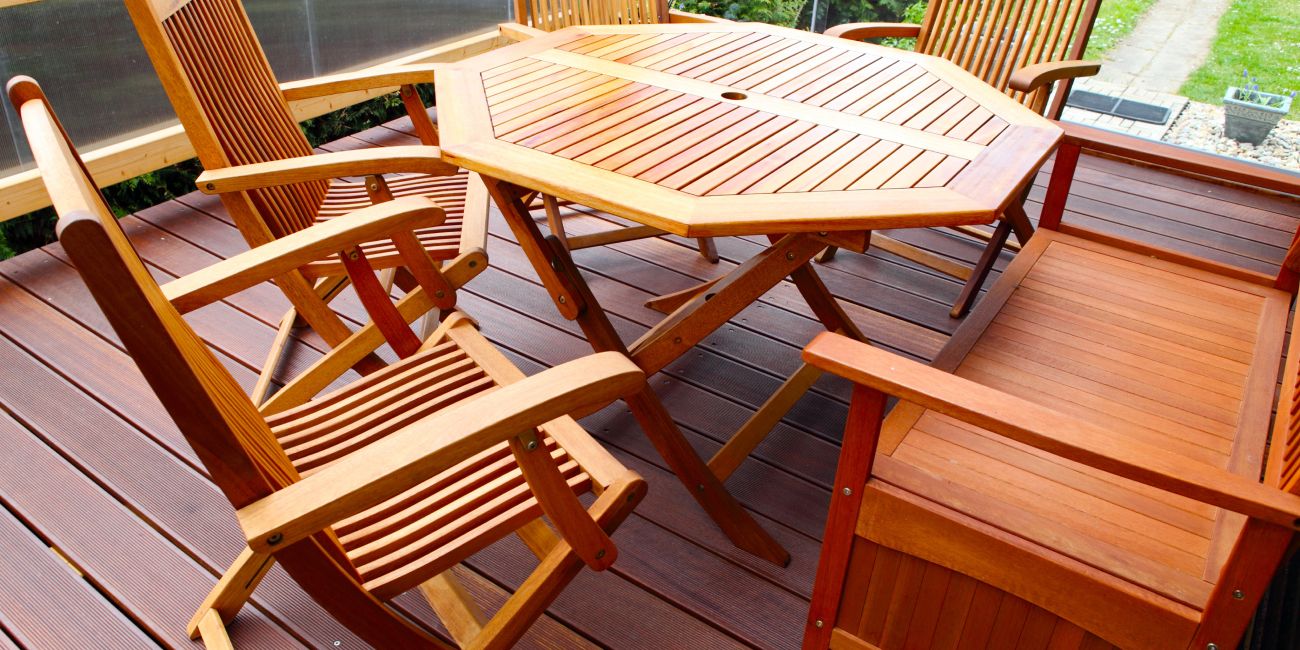 drewniane meble w ogrodzie