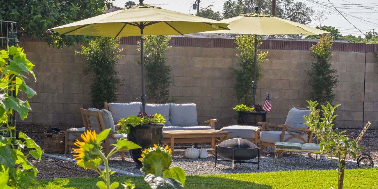 meble pod parasolem w ogrodzie