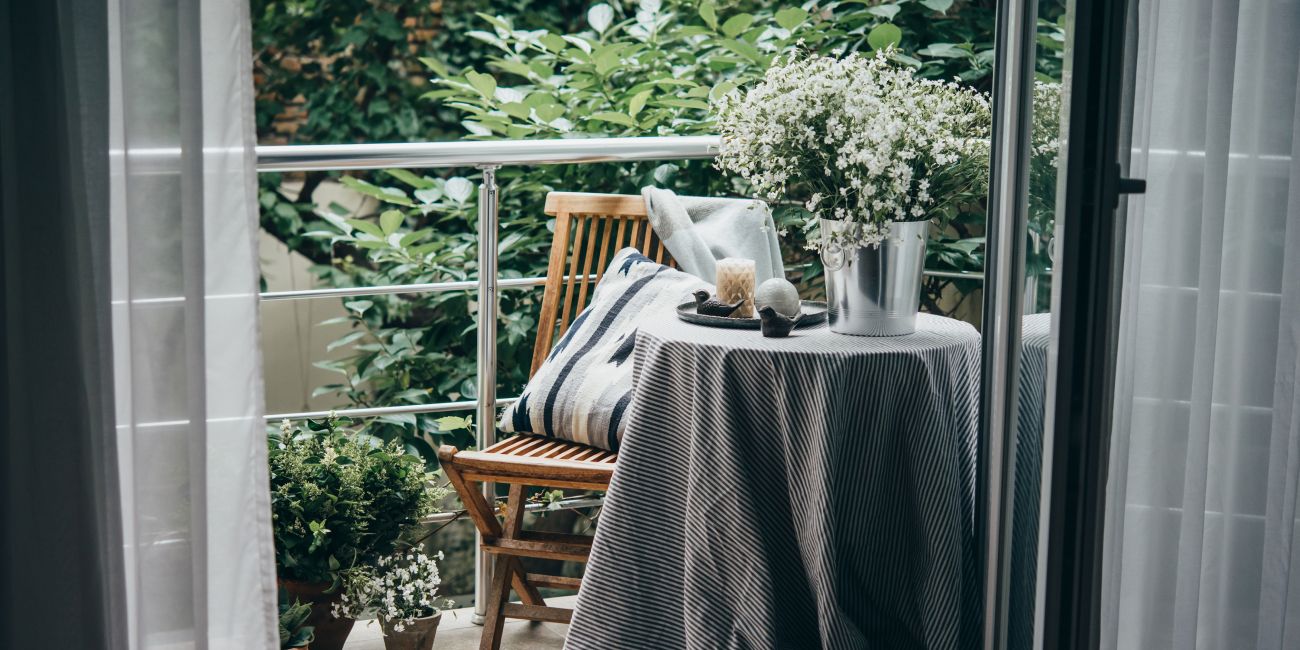 widok na wąski i mały balkon