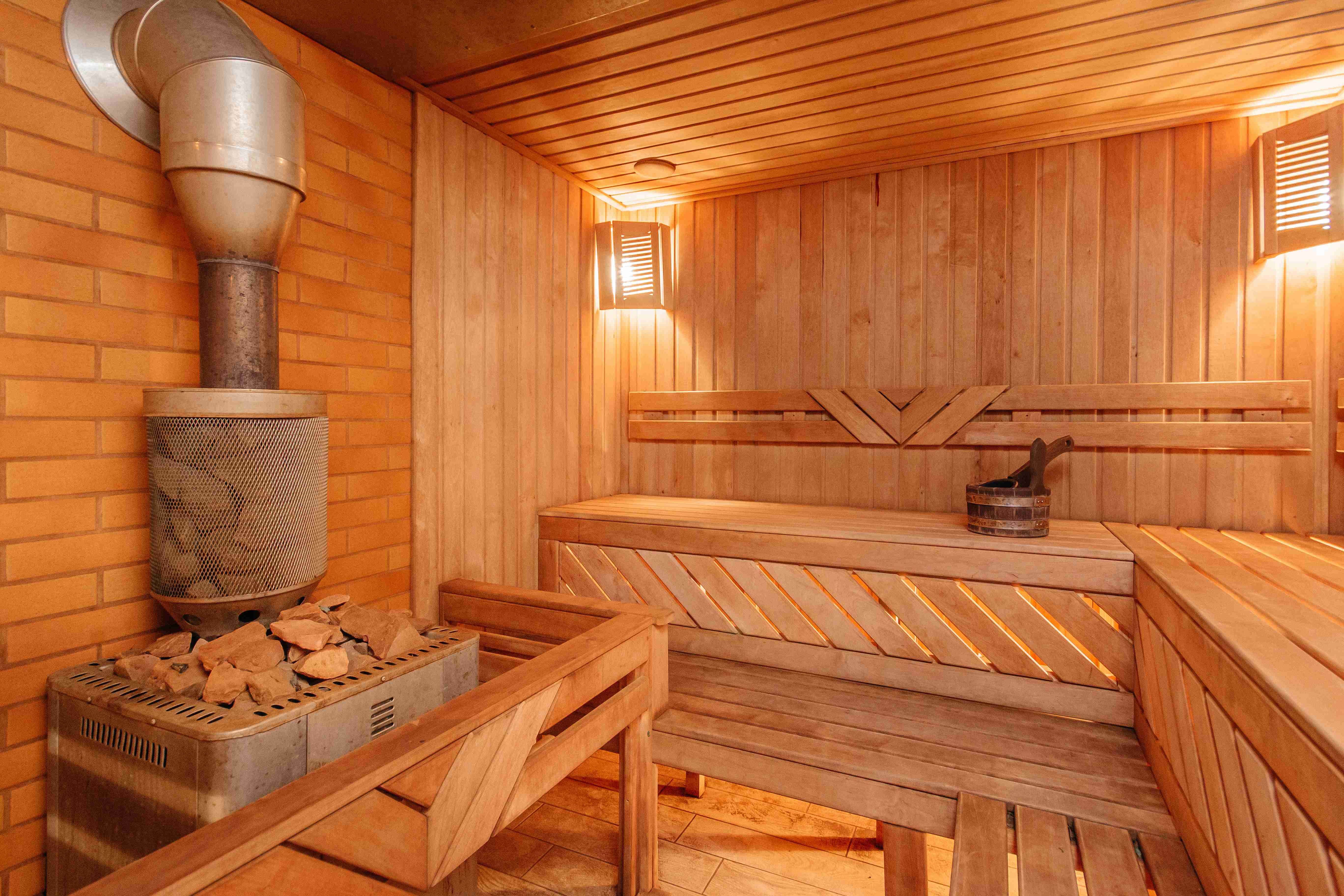 drewniana sauna zewnętrzna z piecem
