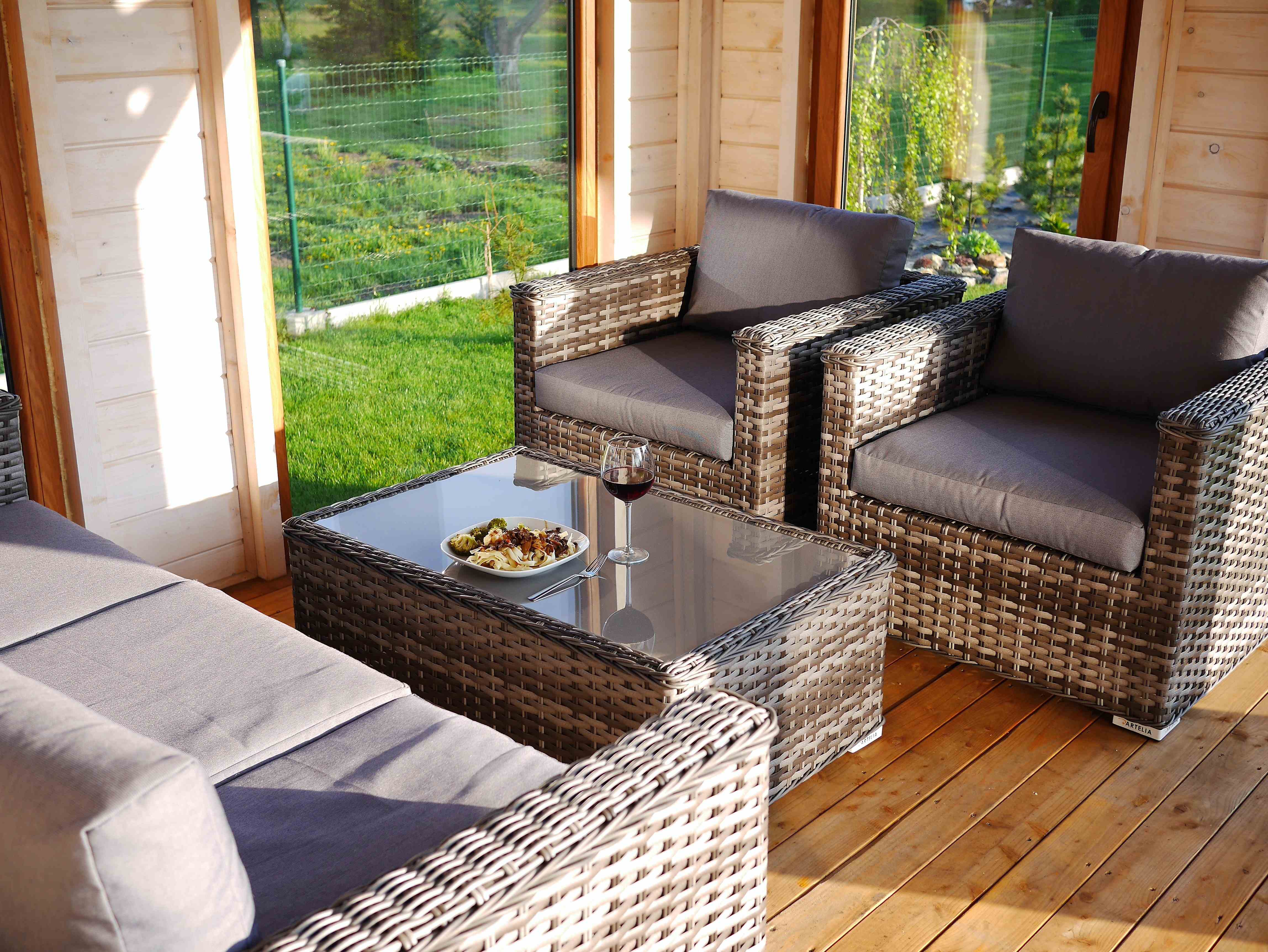 meble na podeście tarasowym