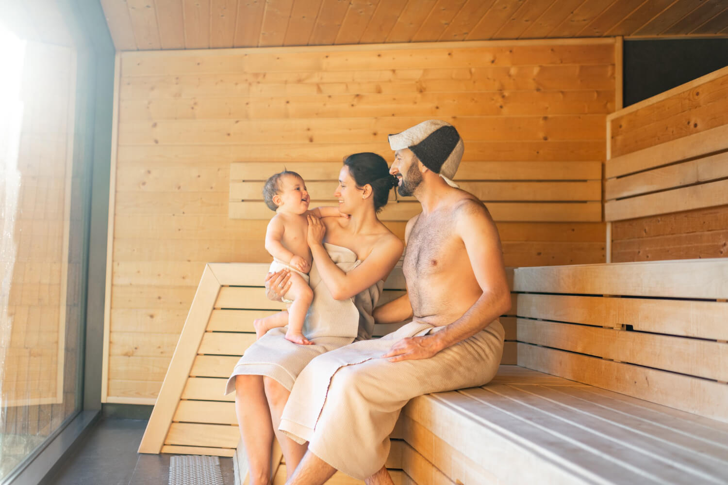 rodzice z dzieckiem w saunie