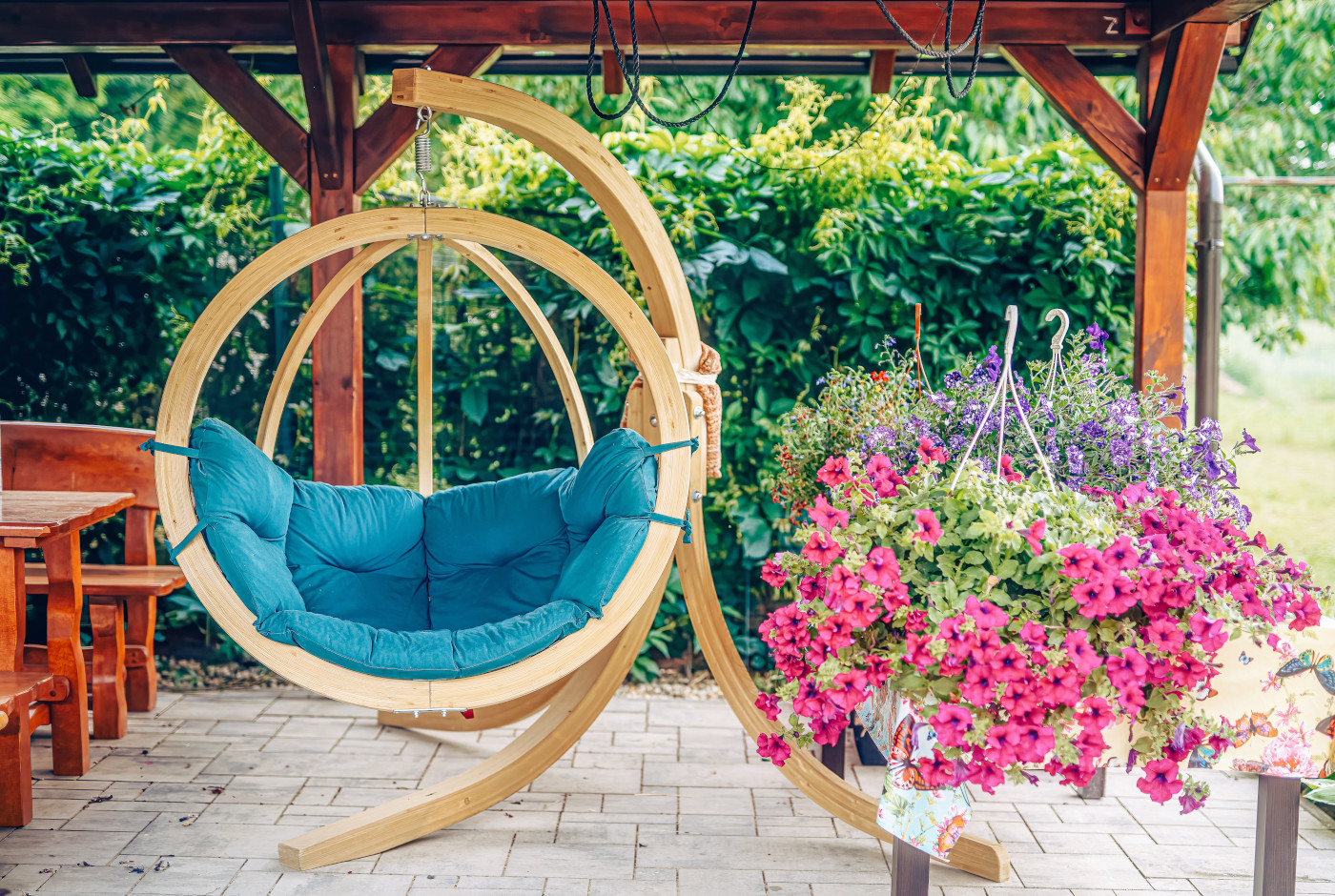 huśtawka w ogrodzie