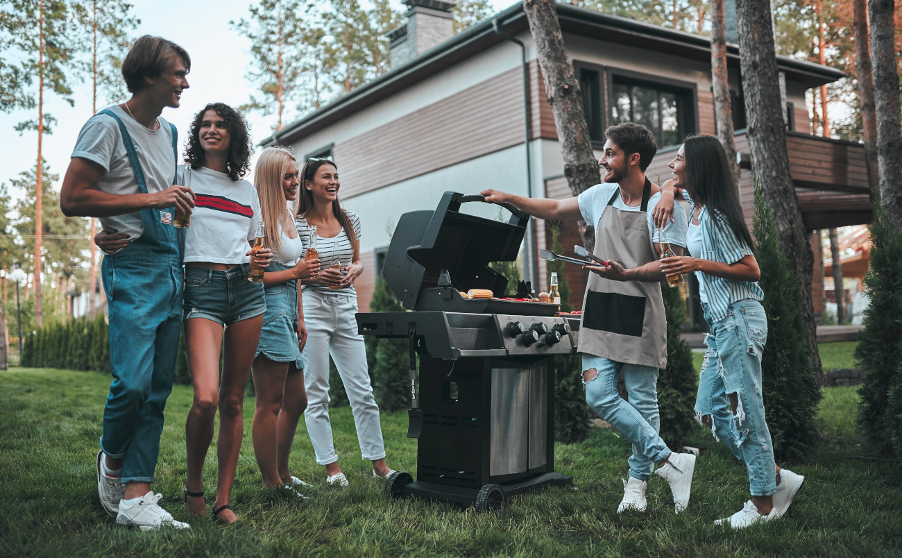 grupa znajomych przy grillu w ogrodzie