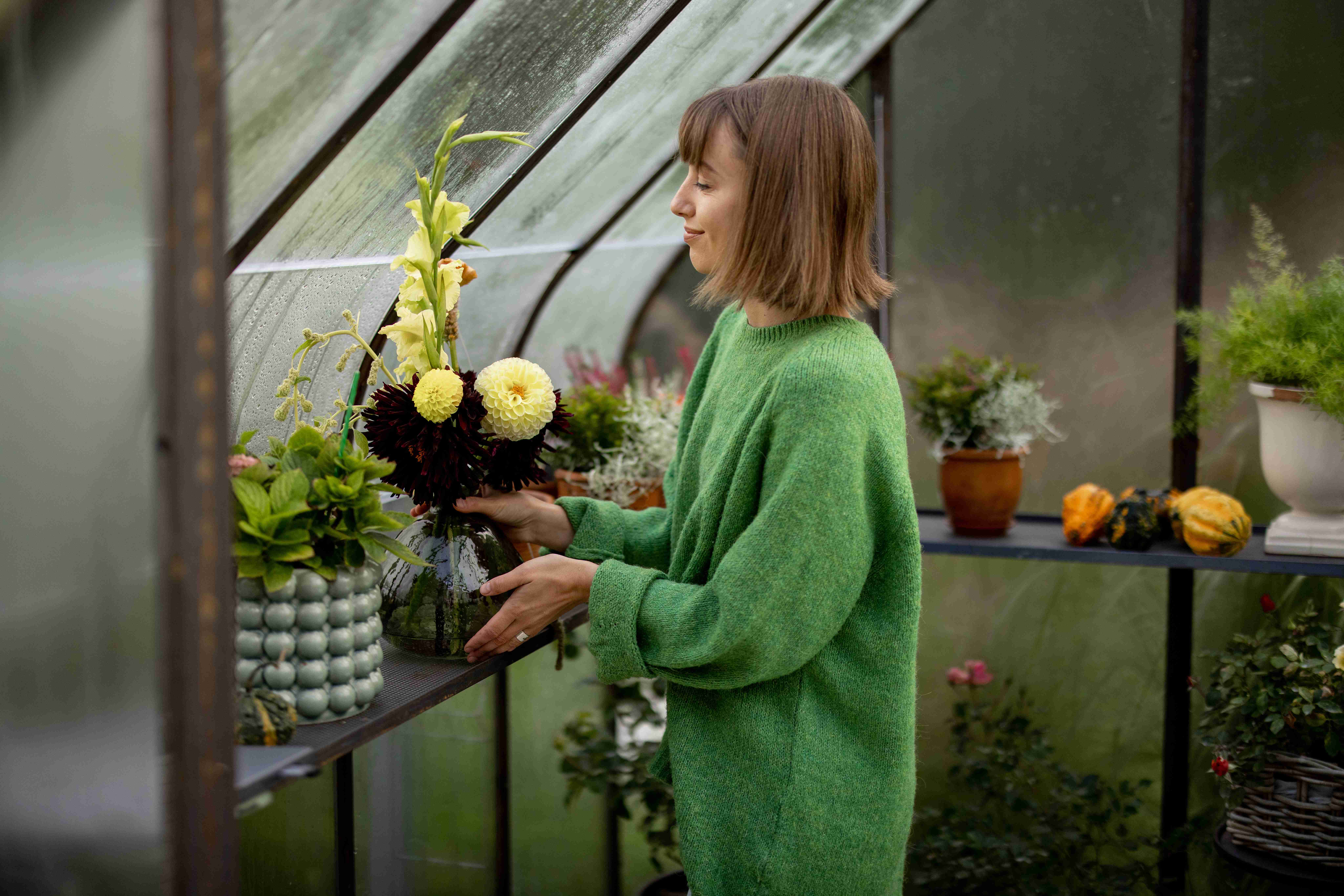 kobieta w ogrodzie zimowym