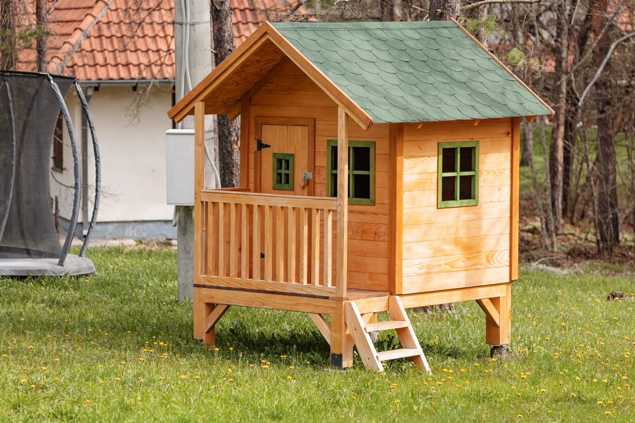 drewniany domek ogrodowy w ogrodzie