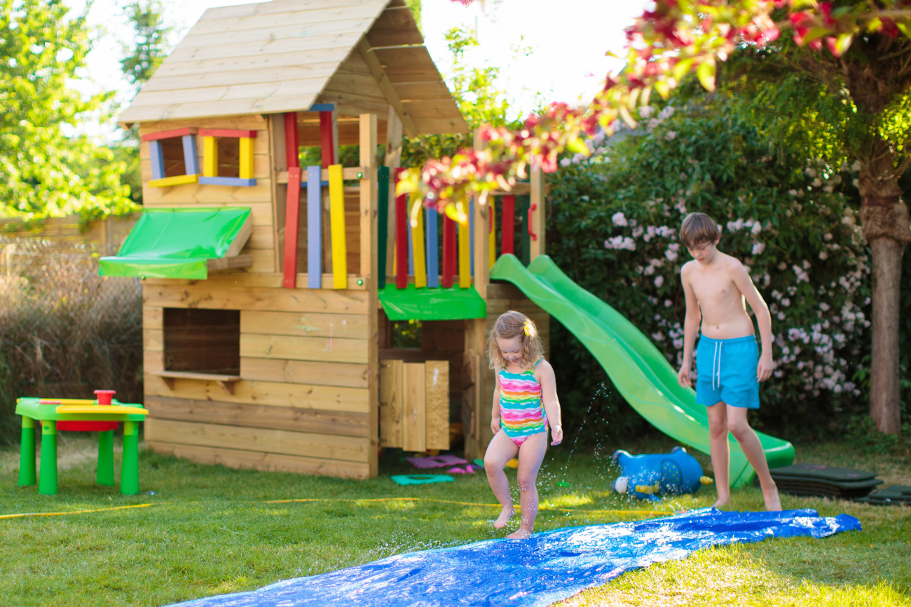 dzieci bawiące się w ogrodzie