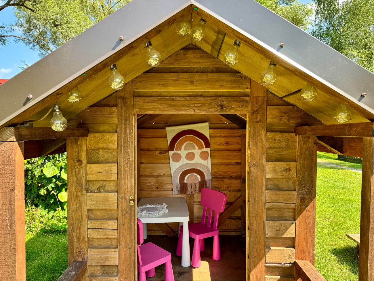 drewniany domek ogrodowy w ogrodzie