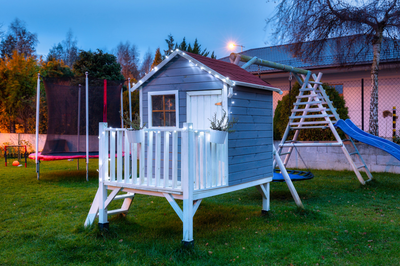 drewniany domek ogrodowy w ogrodzie