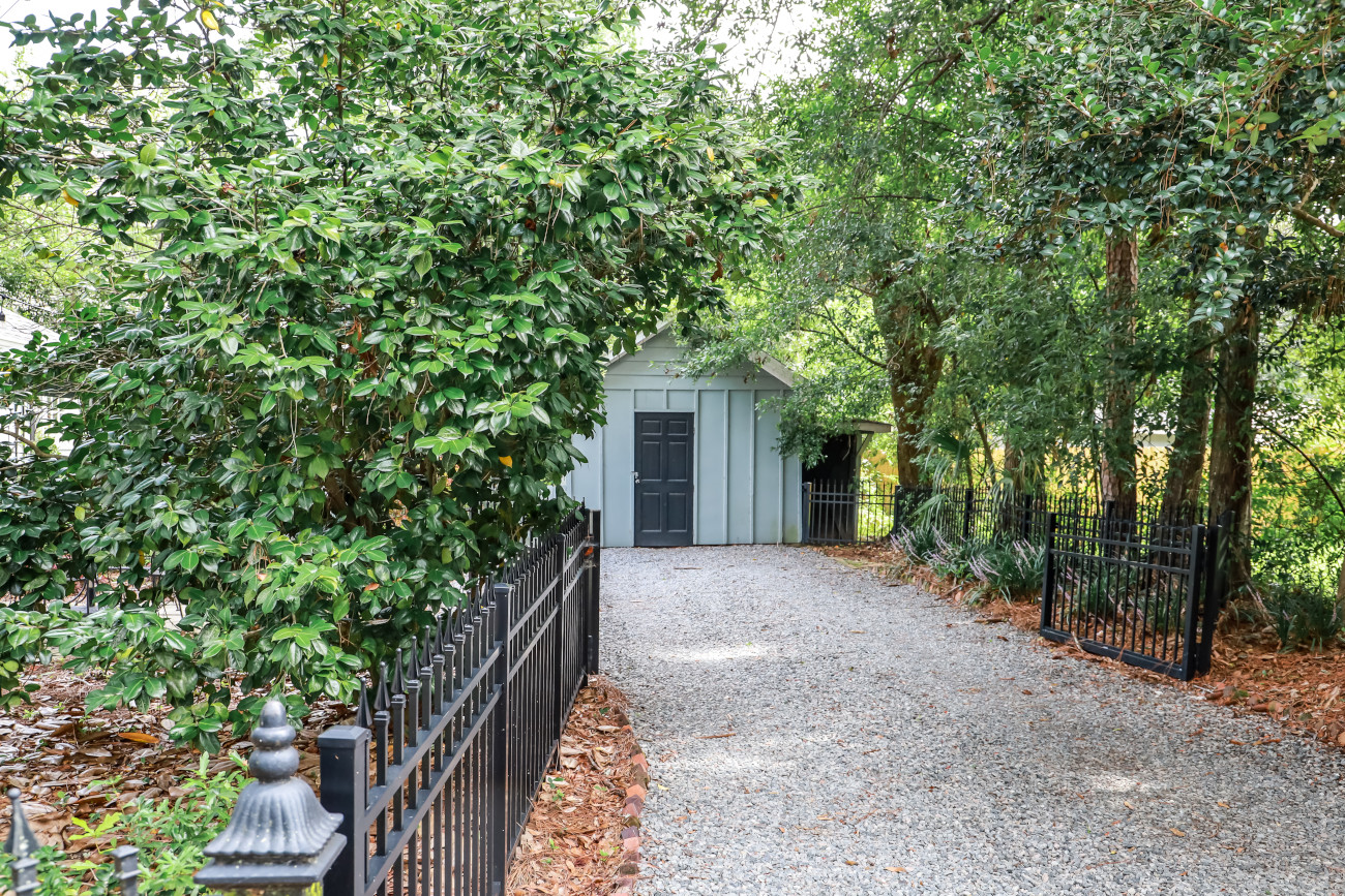 metalowy domek narzędziowy w ogrodzie