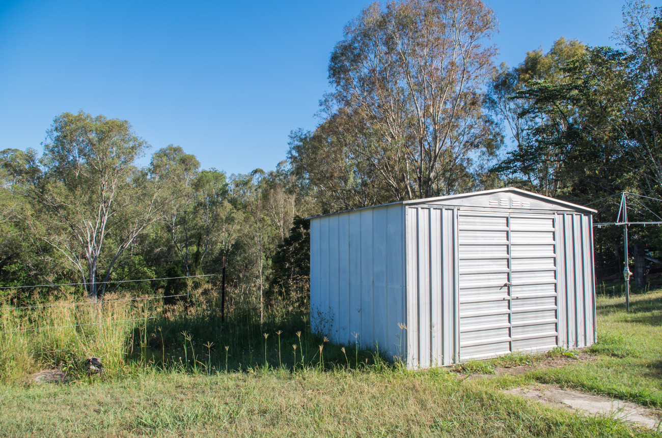 metalowy domek narzędziowy w ogrodzie
