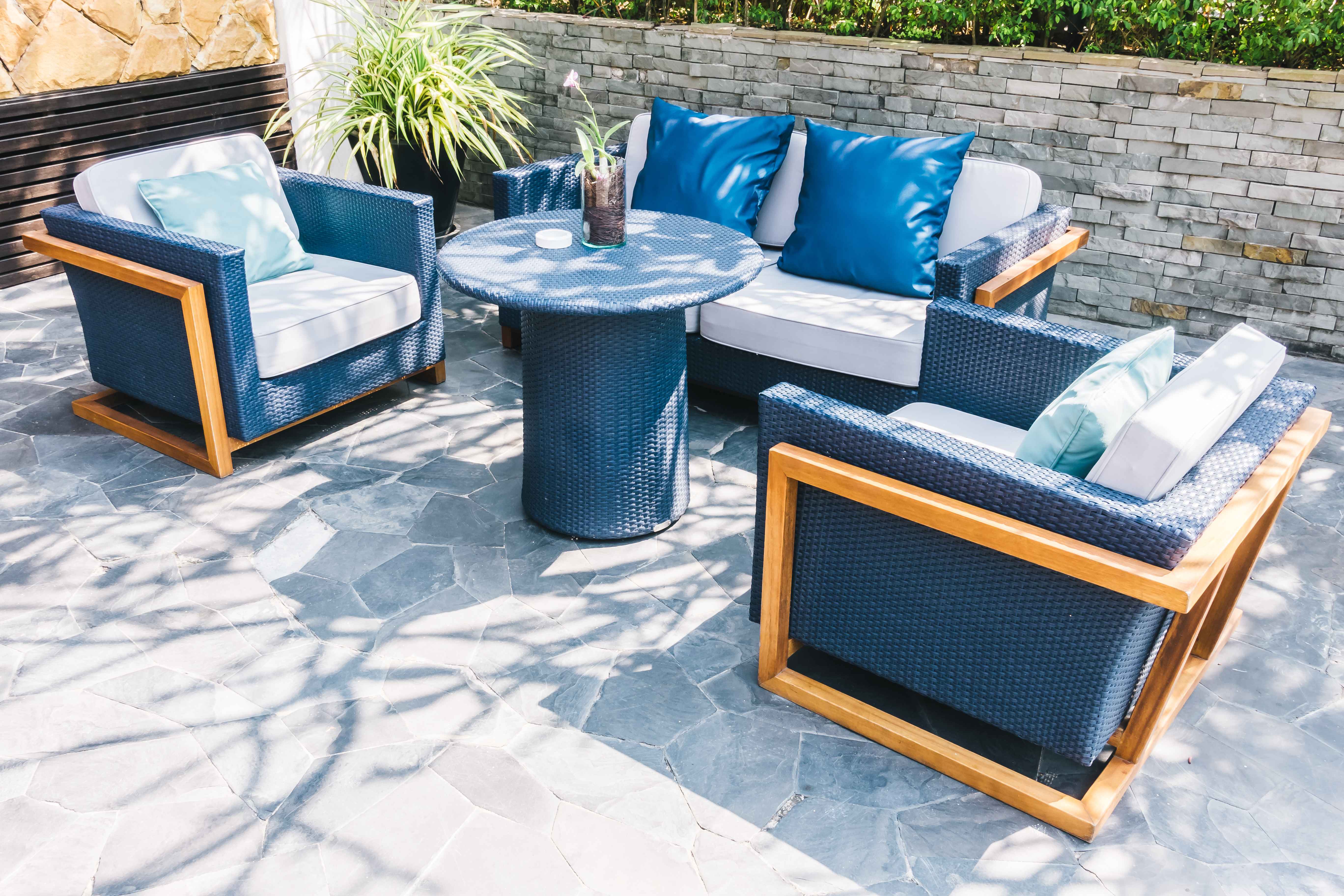 meble ogrodowe na tarasie