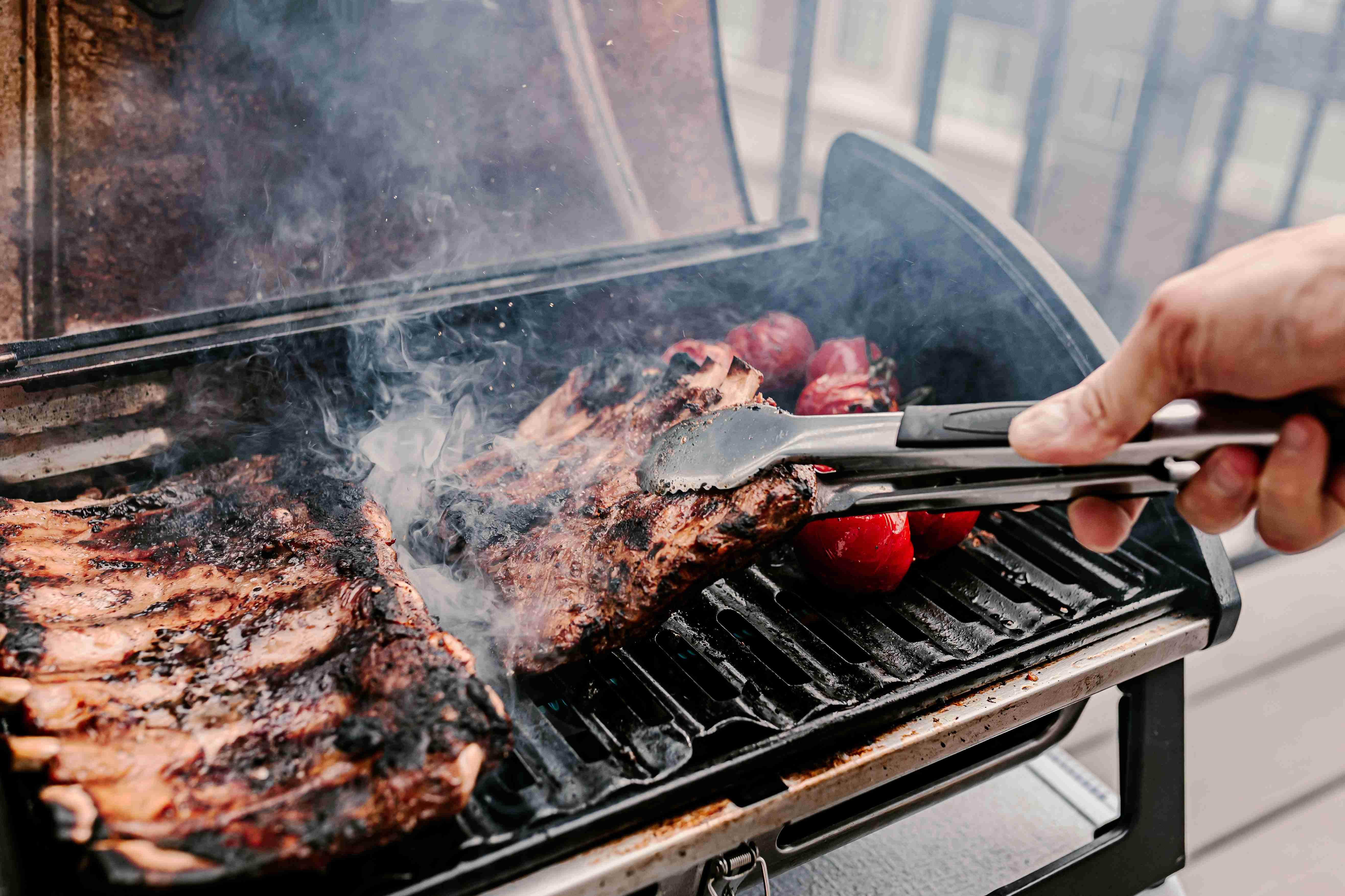 mięso na grillu
