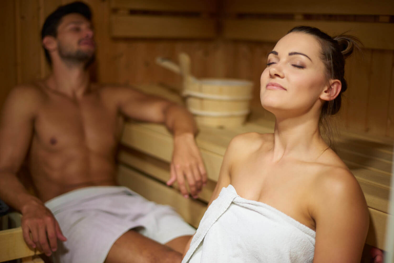 kobieta i mężczyzna dbają o bezpieczne korzystanie z sauny