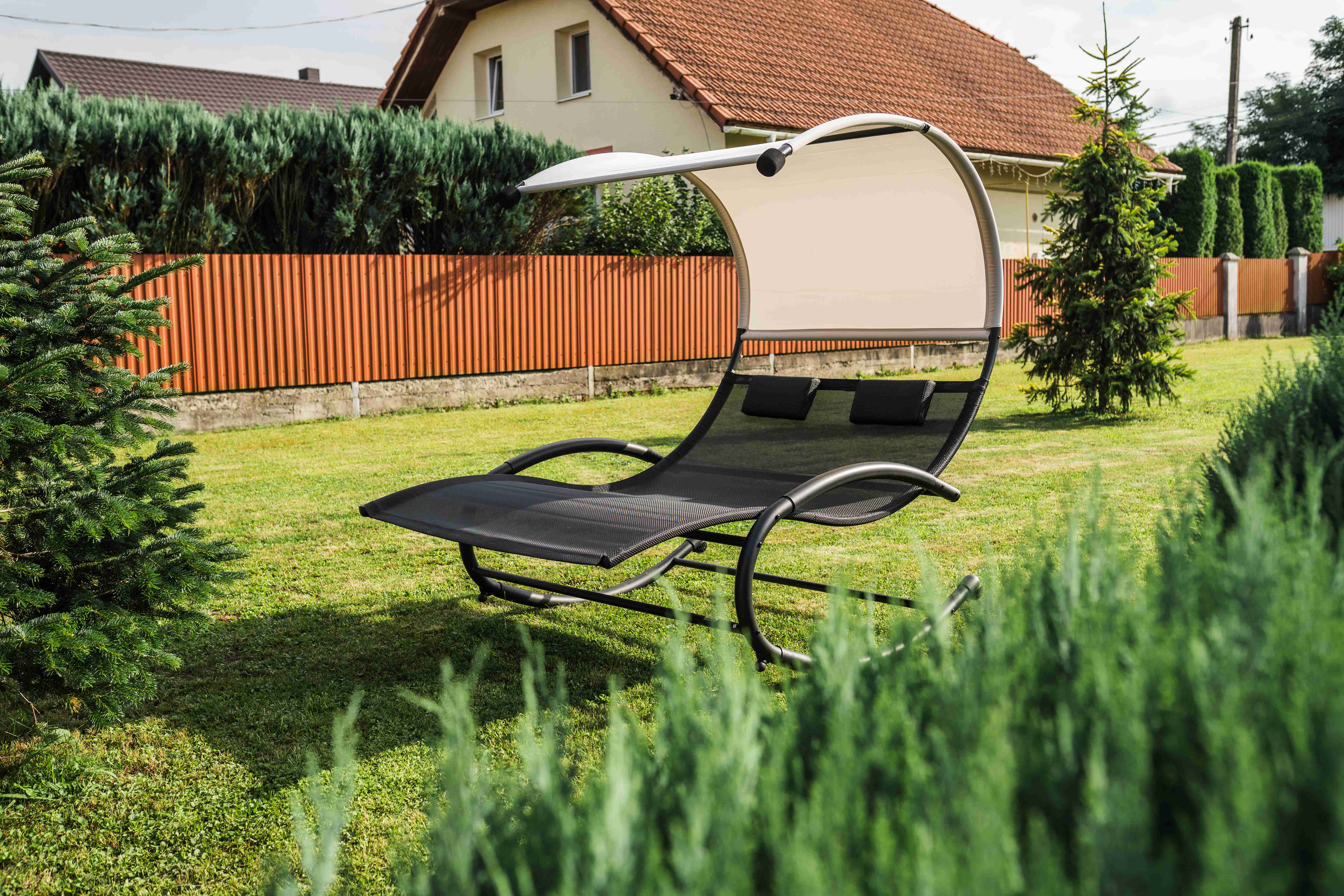 nowoczesna huśtawka w ogrodzie