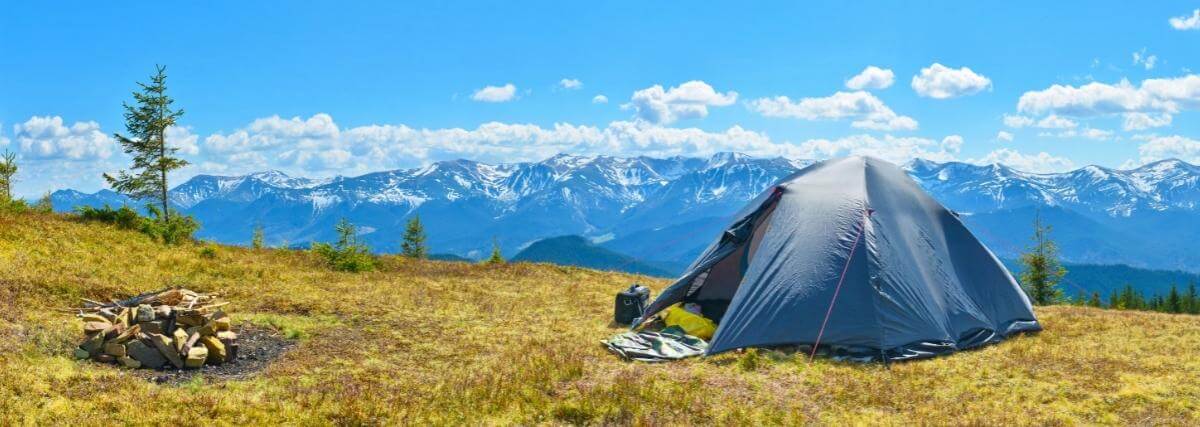 namiot na camping z gorami w tle