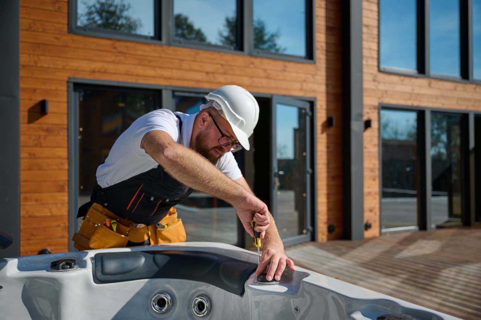 elektryk montujący wannę z hydromasażem