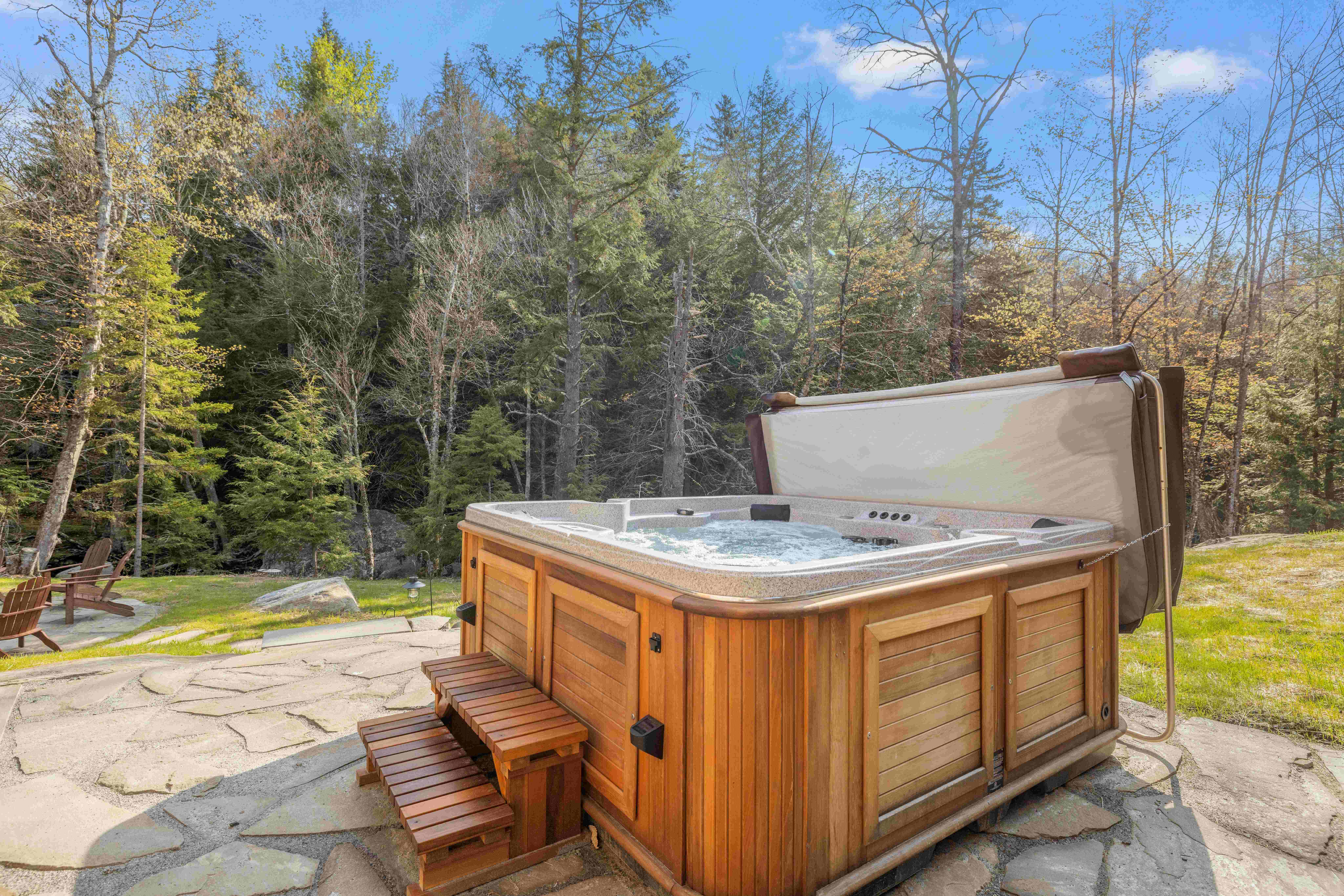 drewniane jacuzzi w ogrodzie
