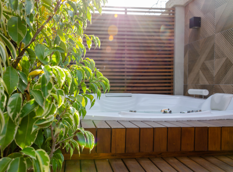 eleganckie drewniane jacuzzi w ogrodzie