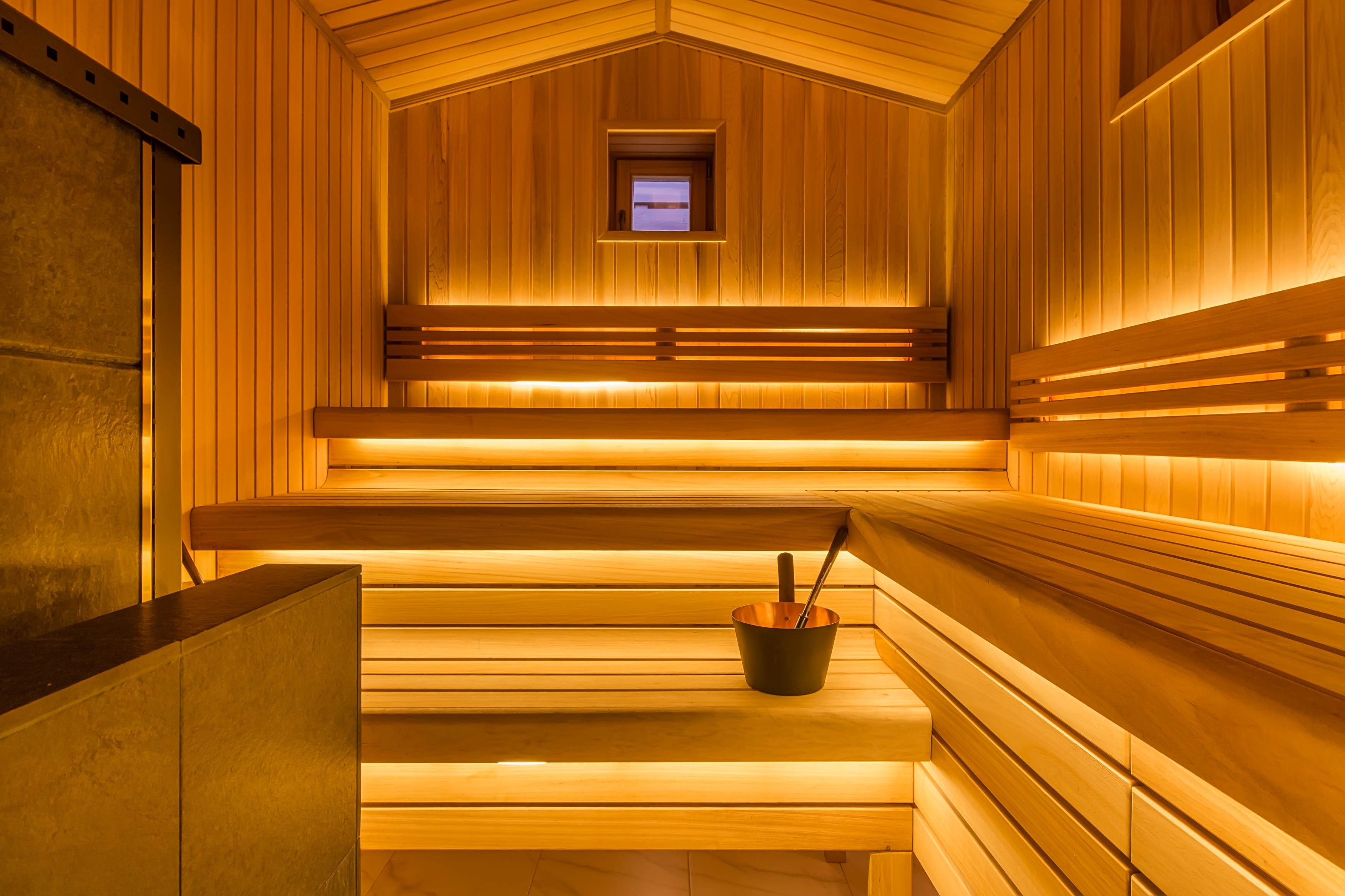 kilkuosobowa sauna z oświetleniem LED