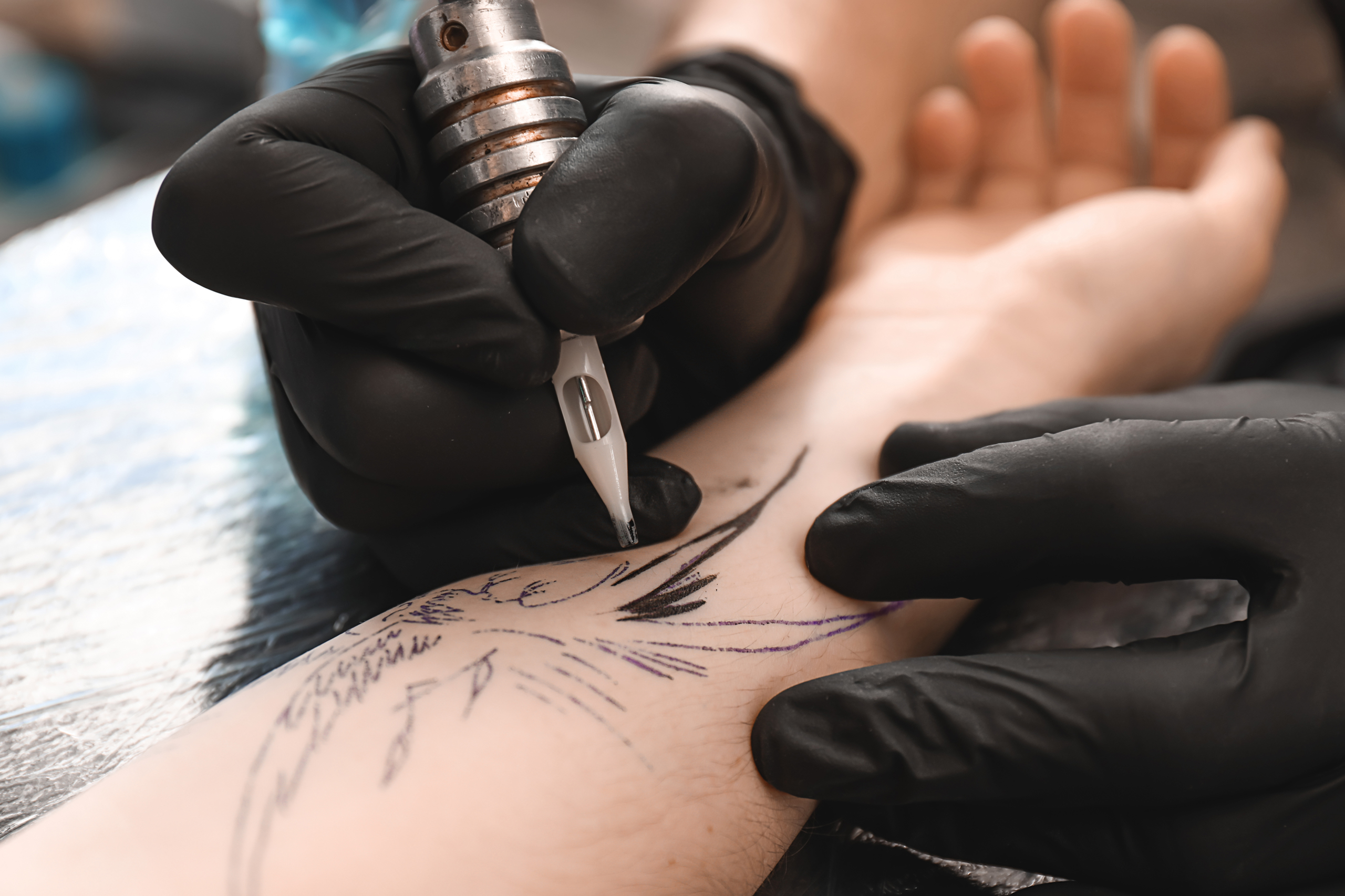 tatuator robiący tatuaż