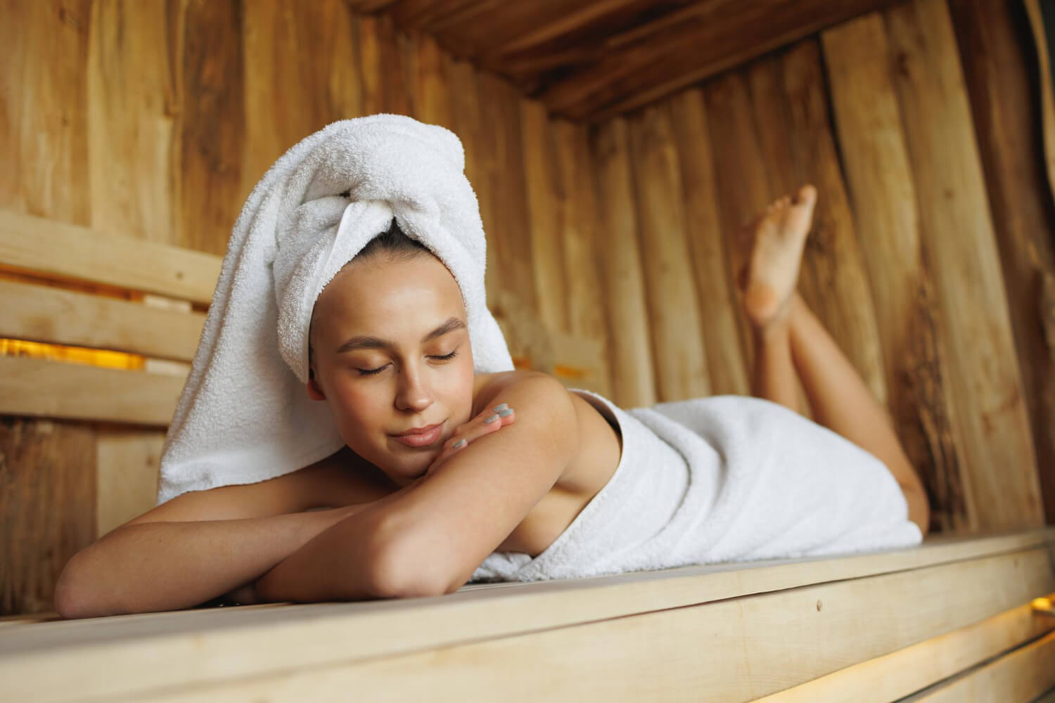 kobieta korzysta z wpływu sauny na skórę