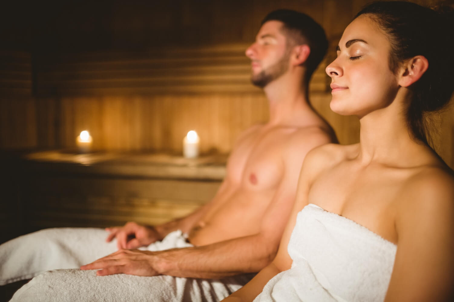 para korzysta ze zdrowotnych właściwości seansów w saunie