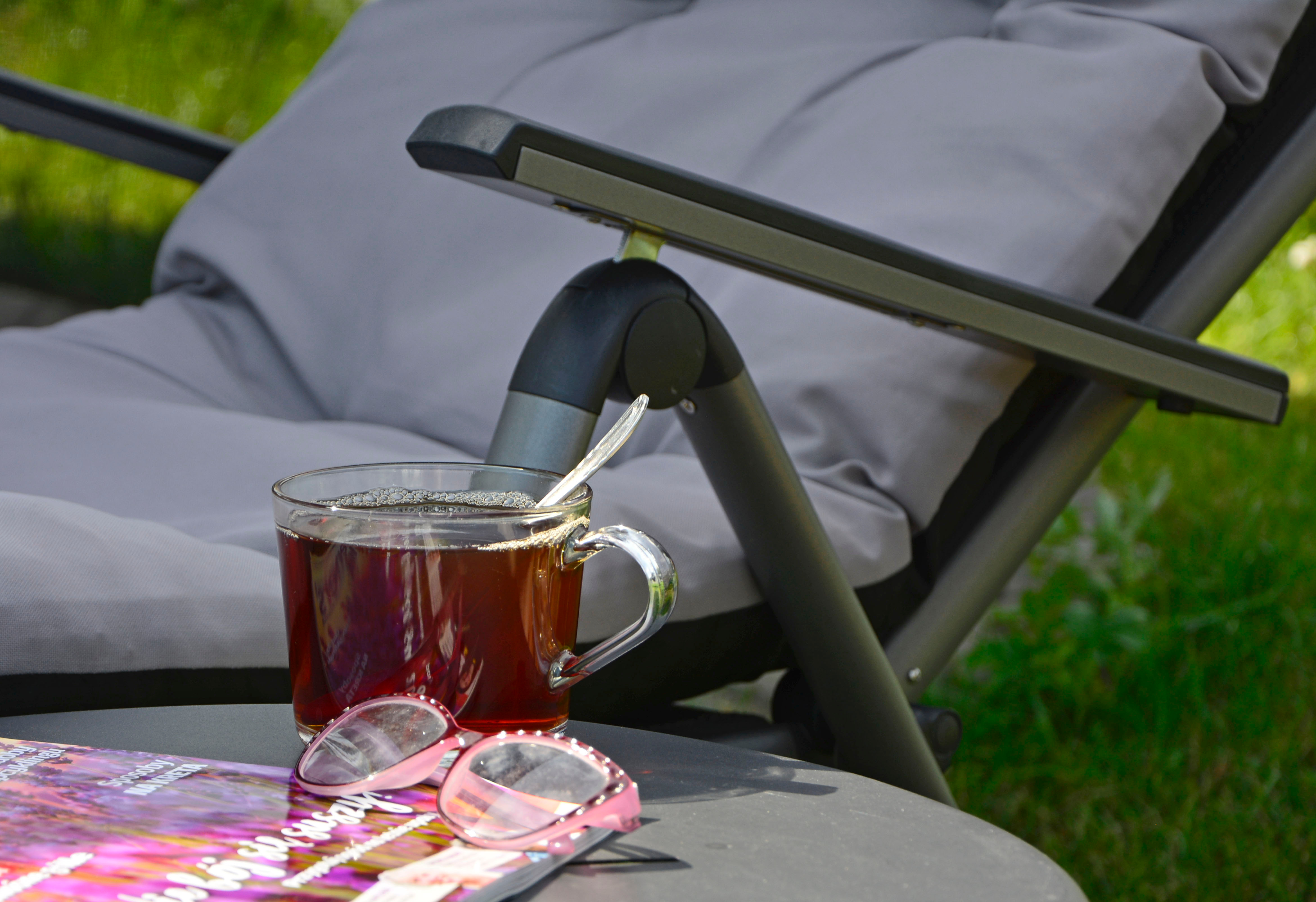 stolik kawowy w ogrodzie